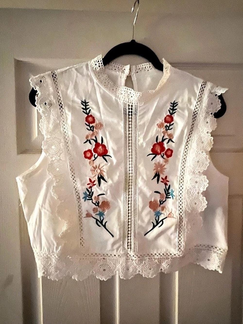 SHEIN Embroidered Lace Trim Blouse in White Size Large Like New